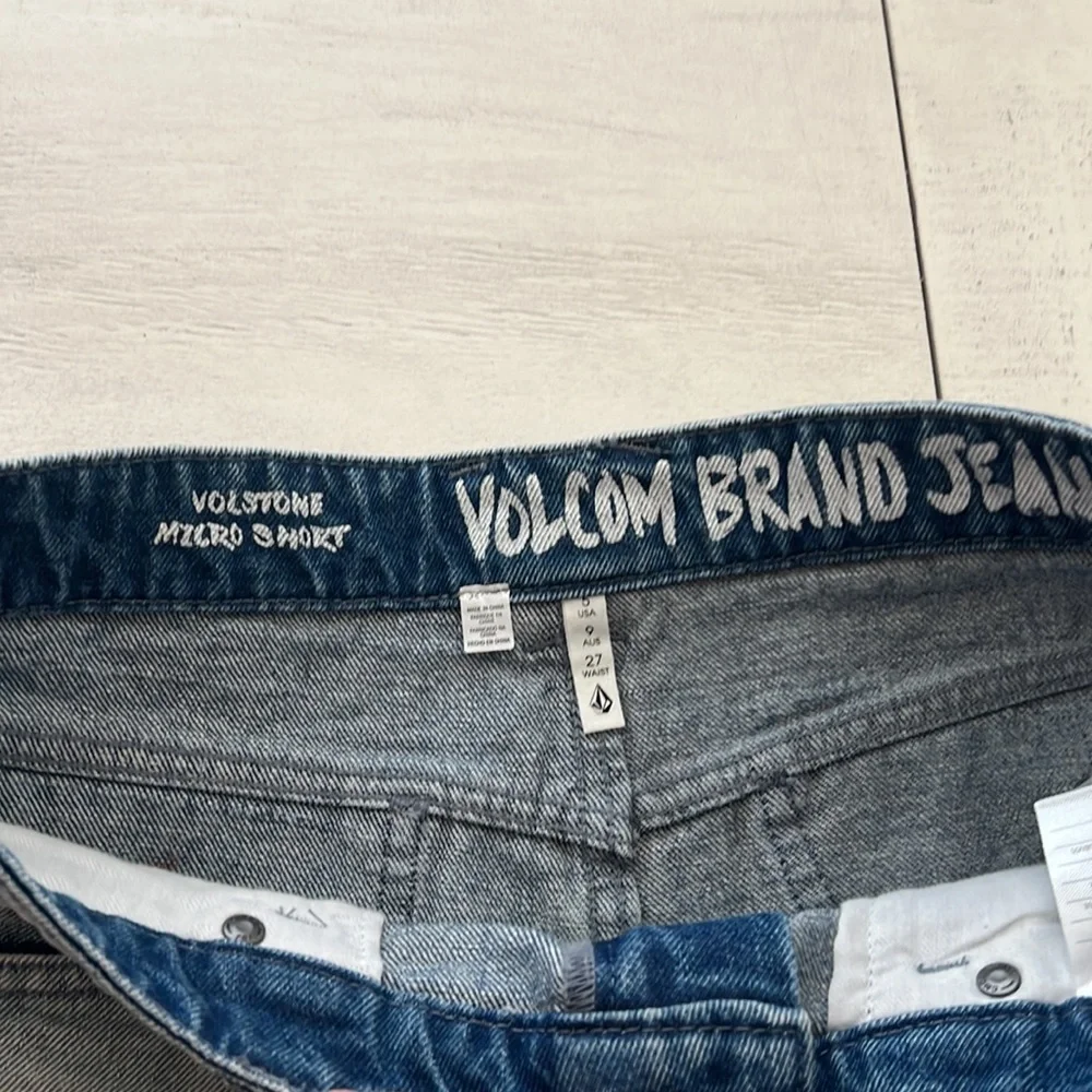 VOLCOM - Picture 5 of 7